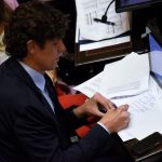 La sesión, que comenzó a las 11:11 hora local (13:11 GMT), fue convocada por la titular de la Cámara Alta y vicepresidenta argentina, Victoria Villarruel, quien aceptó incluir en el temario del debate plenario el DNU de Milei -vigente desde el 29 de diciembre y que busca una fuerte desregulación de la economía-, pese al riesgo de rechazo del mismo, ya que el oficialismo es la tercera minoría en el Parlamento y debe lograr adhesiones de opositores. EFE