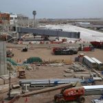 La primera ciudad-aeropuerto de Suramérica abrirá sus puertas en Lima el 18 de diciembre, según explicó a EFE la empresa promotora, que detalló que el avance de las obras de esta megainfraestrucura de 2.000 millones de dólares de inversión llegó al 77 %. EFE
