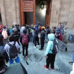 Jóvenes mexicanos que protestan por la desaparición de los 43 estudiantes de Ayotzinapa rompieron este miércoles una de las puertas principales del Palacio Nacional mientras el presidente, Andrés Manuel López Obrador, realizaba adentro su conferencia matutina. Los manifestantes, quienes acusan a López Obrador de no resolver el caso para proteger a militares involucrados, tomaron una camioneta que pertenece a la Comisión Federal de Electricidad (CFE) para tumbar la puerta 1 sobre la calle Moneda del centro histórico de Ciudad de México. EFE
