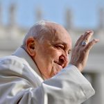 El papa Francisco recibió este miércoles la documentación que certifica el lugar de sepultura de la monja que le salvó la vida en su juventud