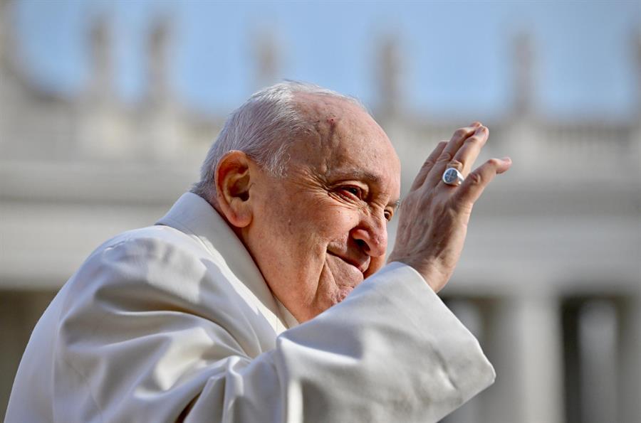 El papa Francisco recibió este miércoles la documentación que certifica el lugar de sepultura de la monja que le salvó la vida en su juventud