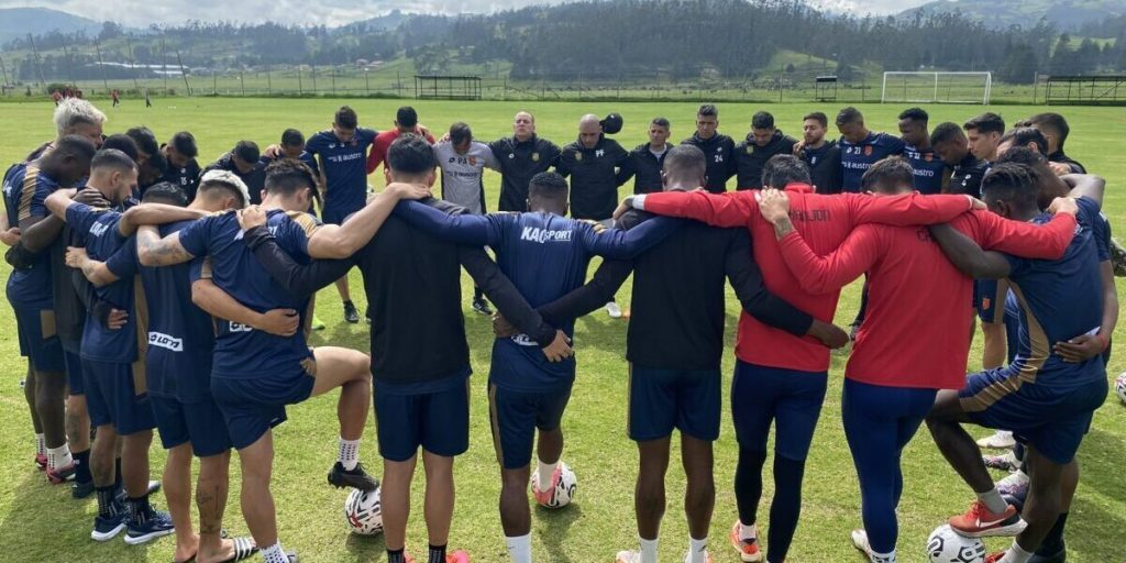 La oración es parte de la sesión diaria de trabajo del Deportivo Cuenca en el Complejo de Victoria del Portete.