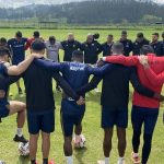 La oración es parte de la sesión diaria de trabajo del Deportivo Cuenca en el Complejo de Victoria del Portete.