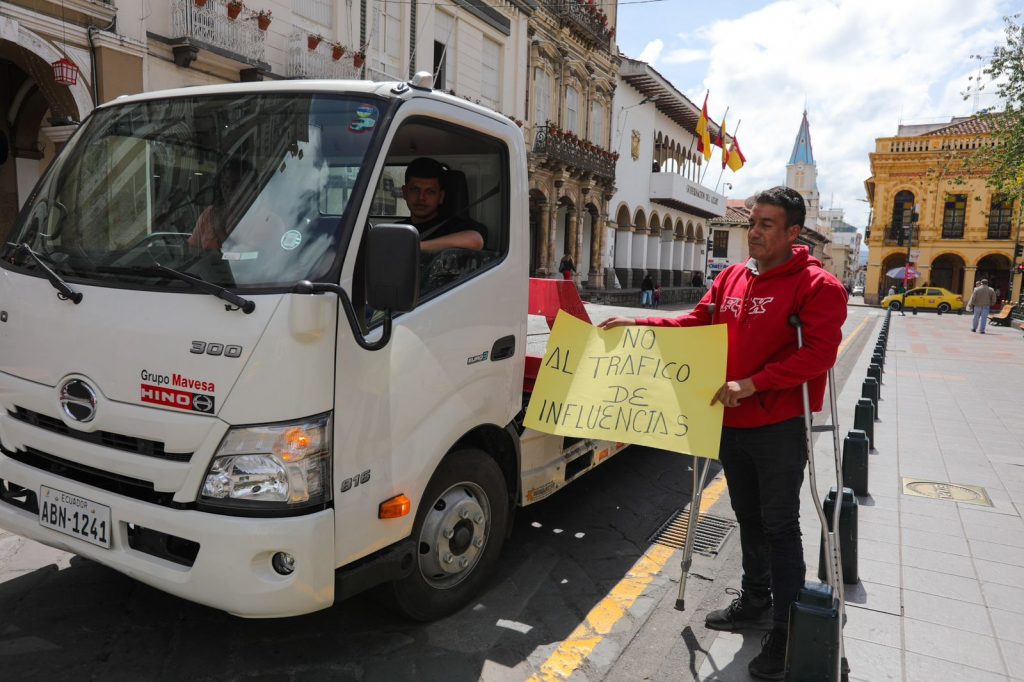 Más audios, mensajes y fotografías son evidencia de la oferta de tráfico de influencias en el contrato de grúas para la EMOV EP.