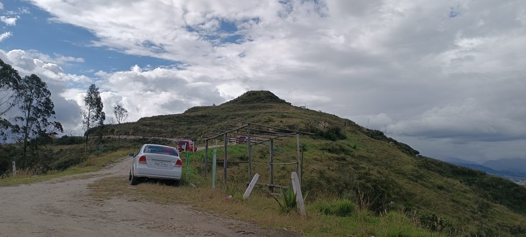 : En la cima del cerro Monjas se ha abierto una vía que conduce a espacios turísticos que se han implementado en este cerro. / XCA