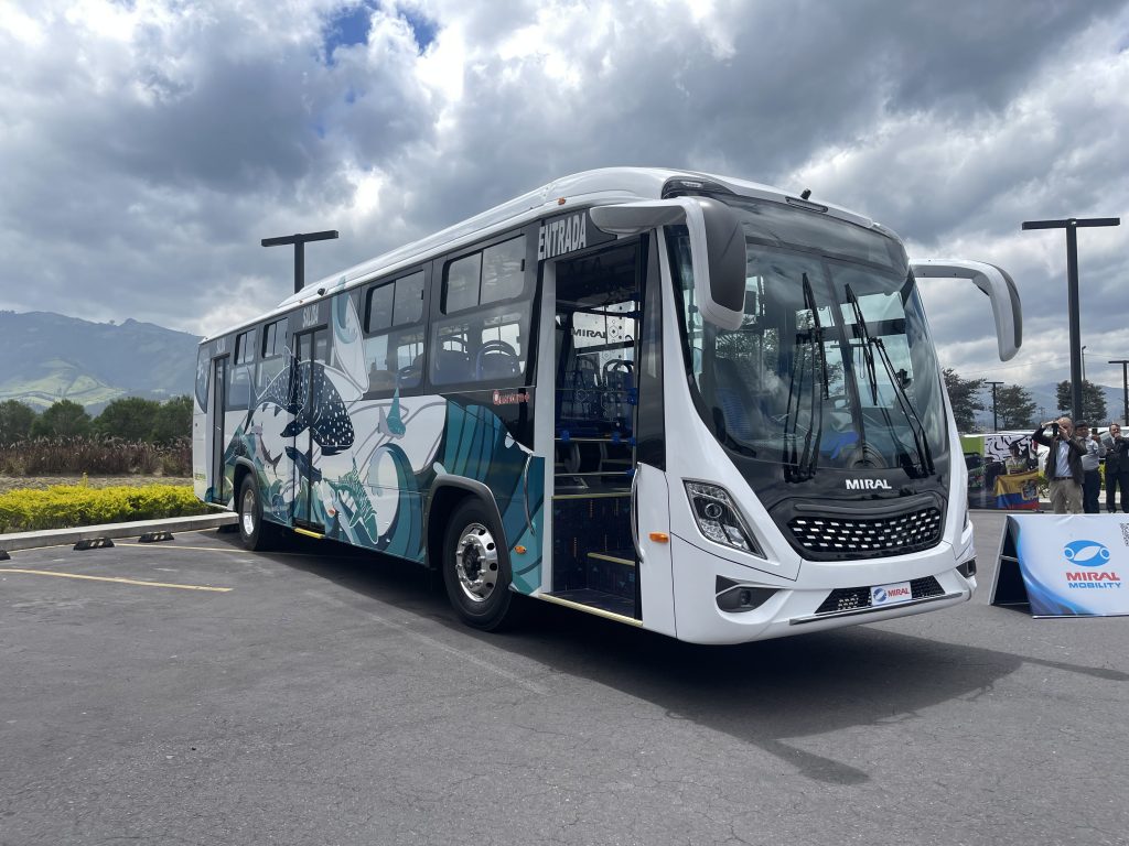 El primer autobus eléctrico ensamblado en Ecuador cubrirá un trayecto en las Islas Galápagos. Foto DFPB