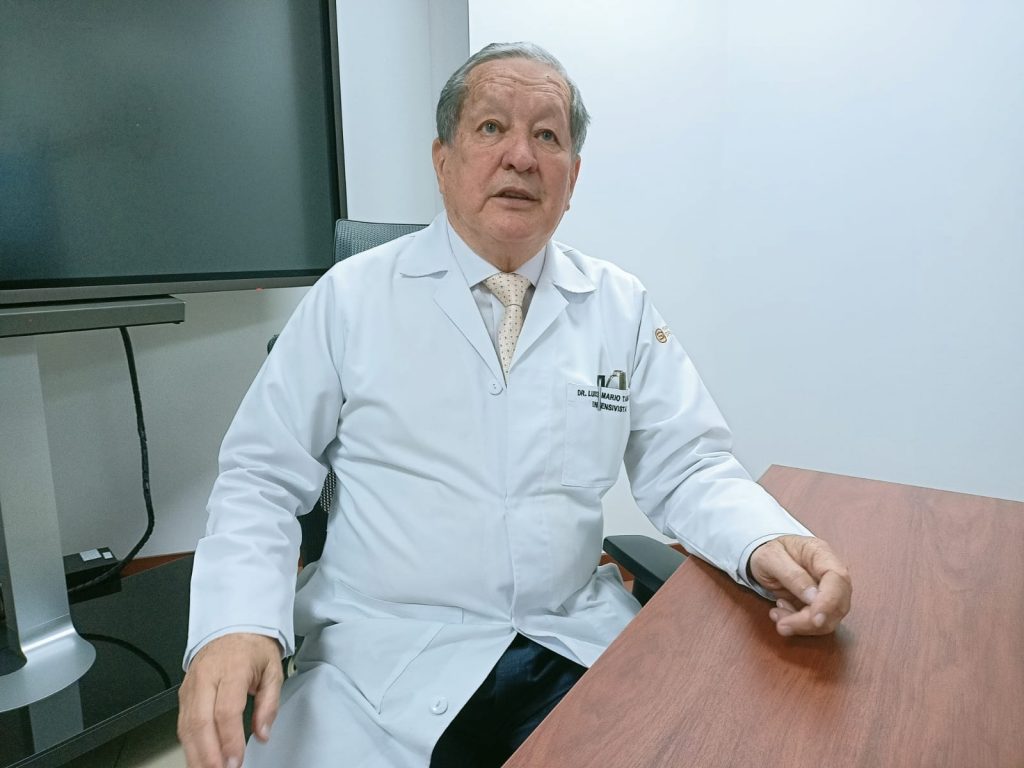El doctor Luis Mario Tamayo preside el Hospital “Santa Inés”. Tamayo evalúa el sistema actual de salud del país considerando su experiencia en la rama. BPR