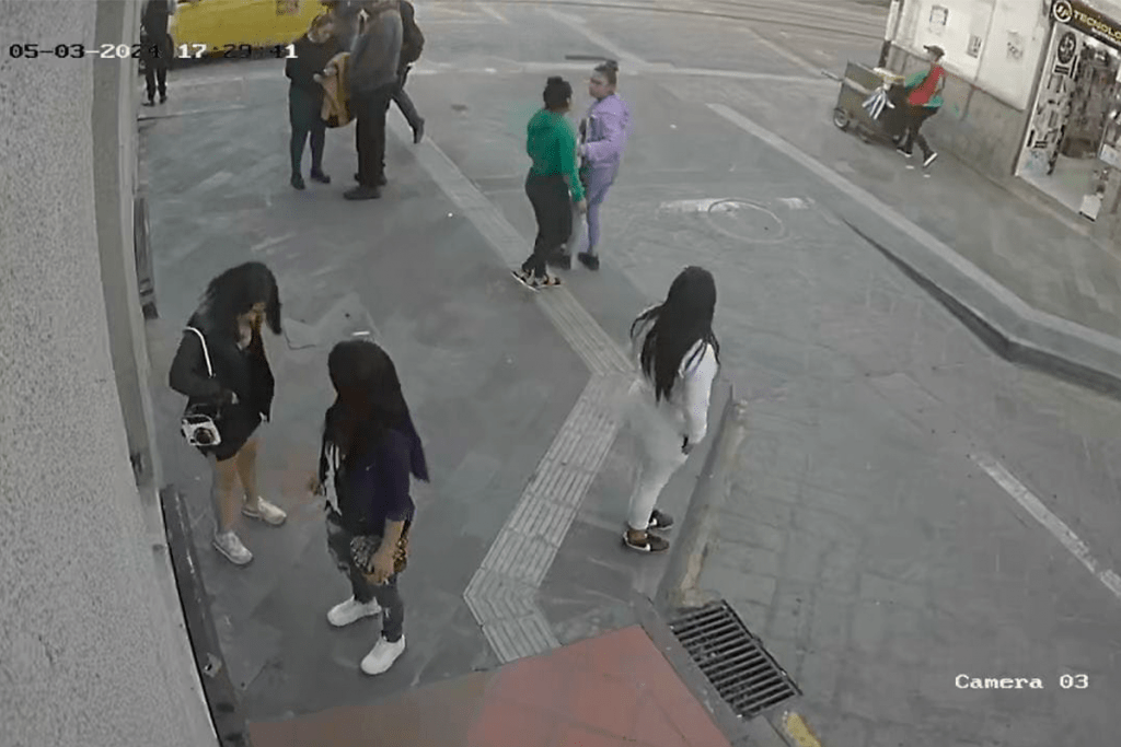 Tres mujeres vestidas de verde, violeta y blanco (D)robaron el celular de una joven y su madre (I)en el Centro Histórico de Cuenca. Foto Cortesía