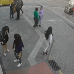 Tres mujeres vestidas de verde, violeta y blanco (D)robaron el celular de una joven y su madre (I)en el Centro Histórico de Cuenca. Foto Cortesía
