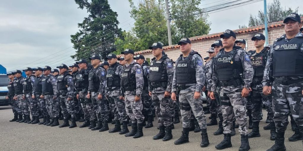 Uniformados formaron en las instalaciones de la Subzona de Policía Azuay y están asignados a la vigilancia de la cárcel de Turi.