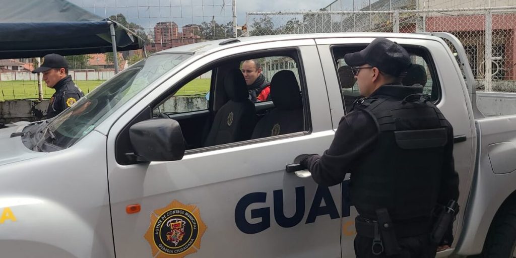 La Guardia Ciudadana de Cuenca está encargada de vigilar el buen uso del espacio público.