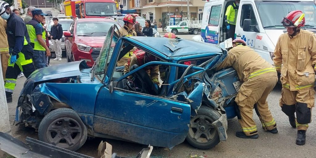 Accidente de tránsito involucró a tres vehículos en el sector Ucubamba, en la ciudad de Cuenca.