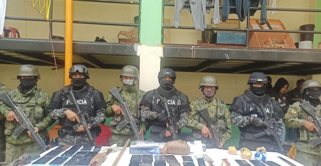 Personal de las Fuerzas Armadas y de la Policía Nacional requisaron las celdas de la cárcel ubicada en el cantón Cañar.