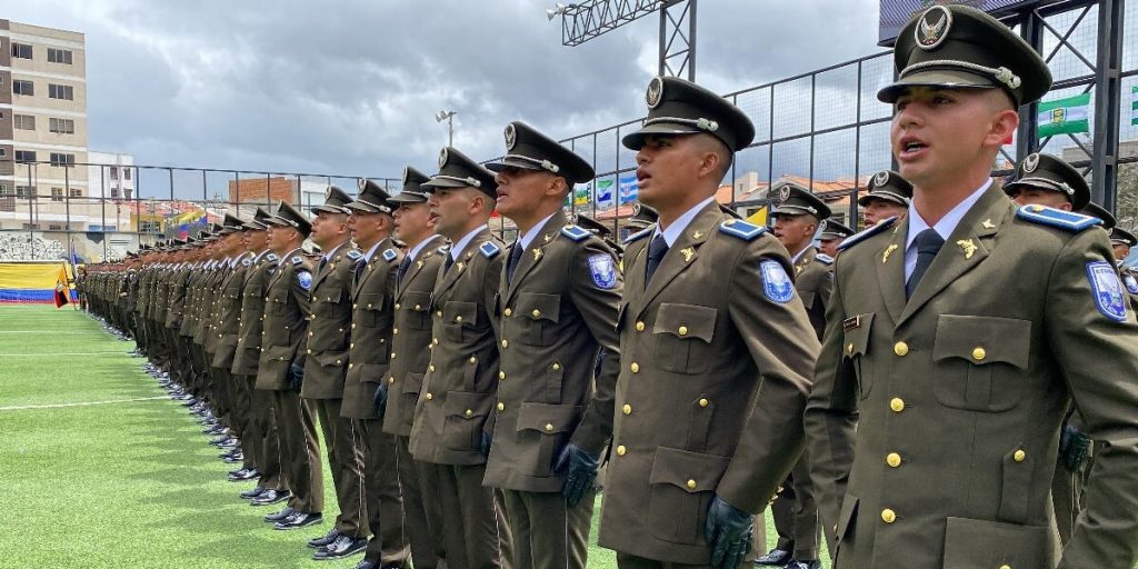 La ceremonia de graduación se desarrolló en el Complejo Deportivo La Gloria, en Cuenca.