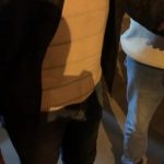 Conductor que fue víctima de robo recibió ayuda y fue trasladado a una casa de salud, en Cuenca.