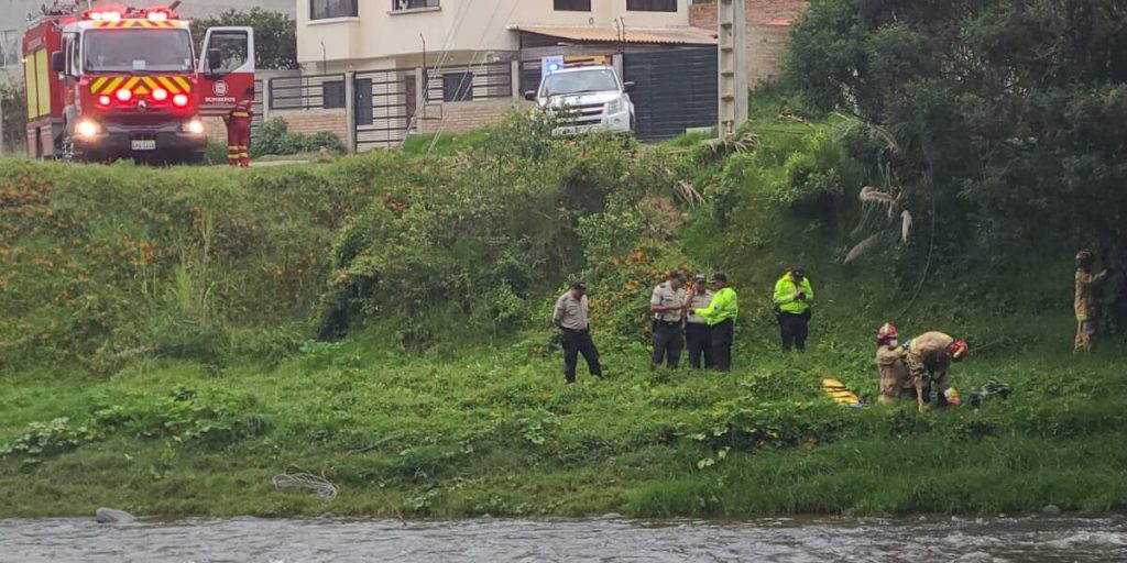 Cuerpo de Bomberos procedió a la recuperación de un cadáver hallado en el río Cuenca, sector Ucubamba.