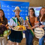 Las reinas y cholita de San Joaquín muestran algunos productos y artesanías que se originan en la parroquia. XCA