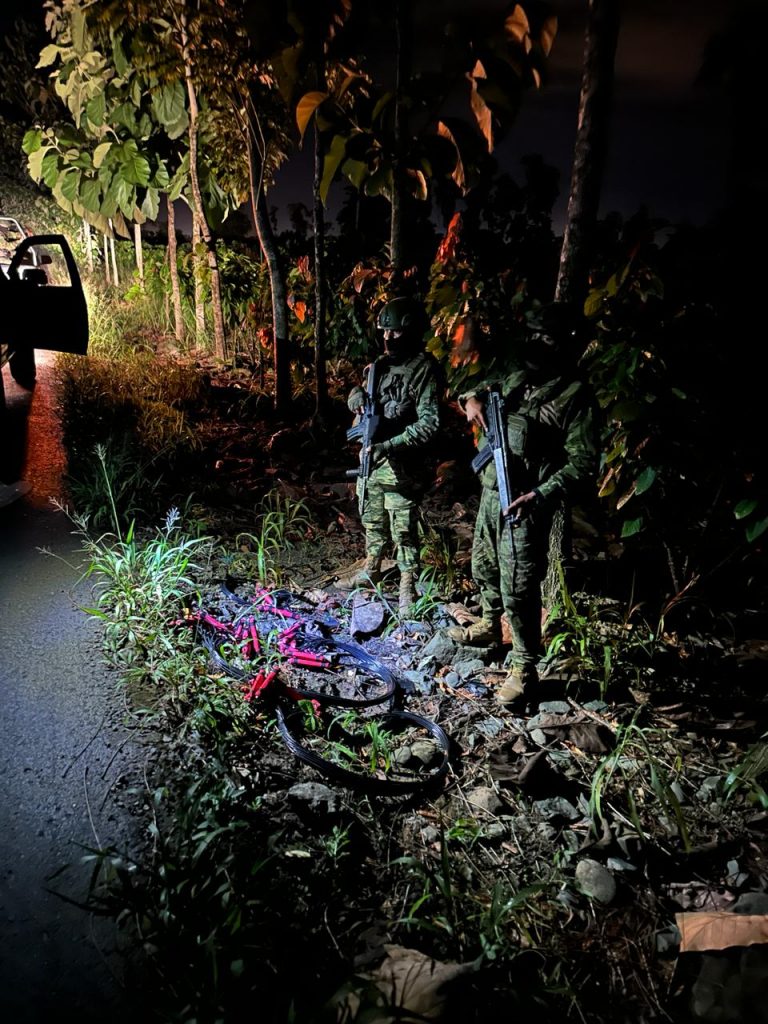 Las Fuerzas Armadas decomisaron 35 tacos de dinamita durante un operativo ejecutado en el cantón minero Camilo Ponce Enríquez