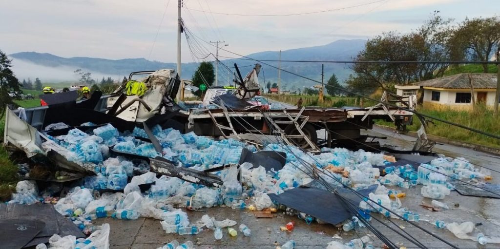 Accidente de camión en el sector Mosquera del cantón Biblián.