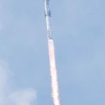 Fotografía del lanzamiento del Starship -la nave más grande y más poderosa del mundo que busca alcanzar el espacio exterior-, este jueves en Boca Chica (EE.UU.). La compañía confirmó la "pérdida" de la nave poco después de hacer su reingreso en la atmósfera terrestre y antes de que alcanzara las aguas del océano Índico, no obstante la prueba fue calificada de "enorme éxito" durante la transmisión en vivo. EFE