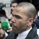 El brasilero Dani Alves, salió en libertad de la prisión de Brians 2 tras pagar la fianza de un millón de euros