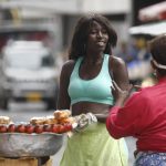 En pleno siglo XXI, las mujeres ocupan puestos ejecutivos, practican deportes antes exclusivamente masculinos, firman libros, eligen libremente a sus parejas sentimentales o sexuales... Al menos en teoría, porque, frente a esa positiva apariencia, la realidad es que un 60 % siente que la velocidad del progreso femenino está estancado. Según un estudio global efectuado en septiembre de 2023 y otro muestreo centrado en Latinoamérica, conocido esta misma semana, ambos bajo el paraguas de la empresa Kimberly-Clark y su marca de cuidado femenino Kotex, cerca de un 60 % de las mujeres cree que el progreso femenino no avanza en la forma que debería y, más grave aún, quienes más lo perciben así son las de menor edad. EFE