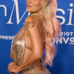 Karol G recibió este jueves el premio a la mujer del año en los galardones Billboard Women in Music,