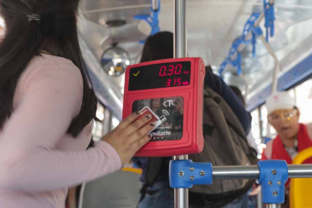 El cobro de la tarifa de buses de transporte pública se hace mediante tarjeta.