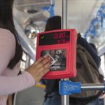 El cobro de la tarifa de buses de transporte pública se hace mediante tarjeta.