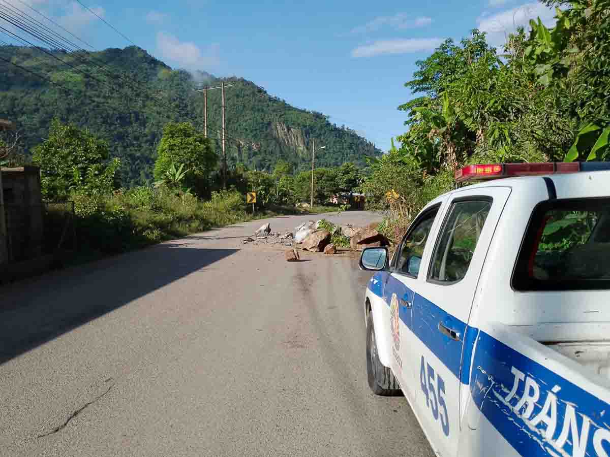 En el sector el Pindo de la vía Cuenca – Girón – Pasaje se registró caída de rocas.