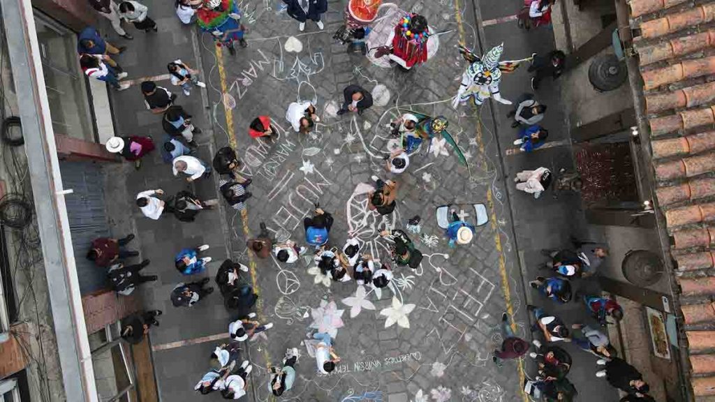 Imagen de las personas tomándose la calle Bolívar con arte para expresarse contra la violencia.