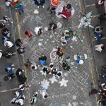 Imagen de las personas tomándose la calle Bolívar con arte para expresarse contra la violencia.