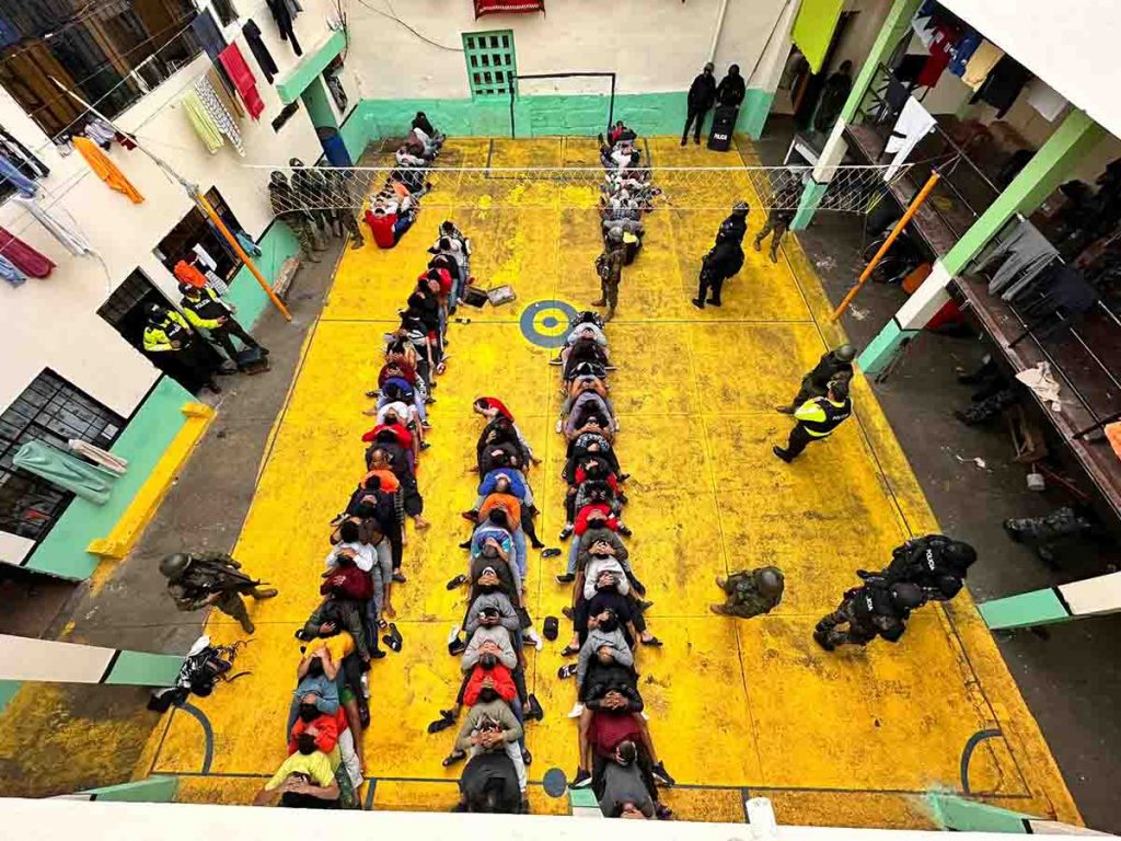 En un operativo de las Fuerzas Armadas, ejecutado en la cárcel de Cañar, se decomisaron celulares y armas.