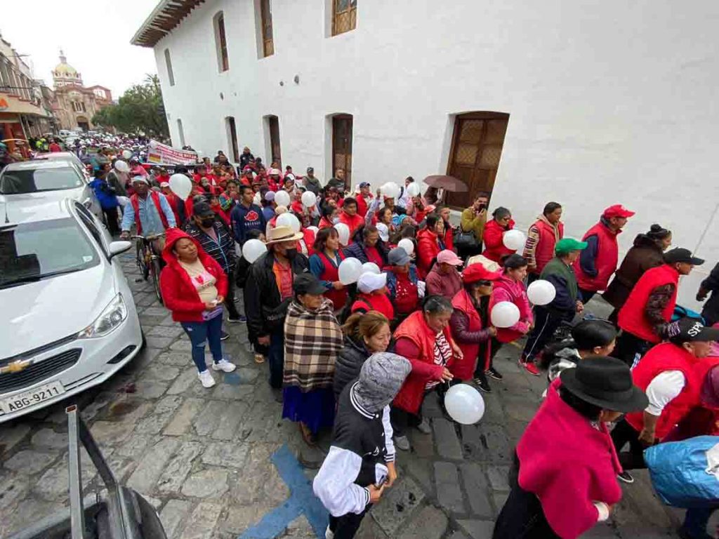 Los comerciantes autónomos de tres organizaciones y asociaciones de la ciudad marcharon por la calle Bolívar. XCA