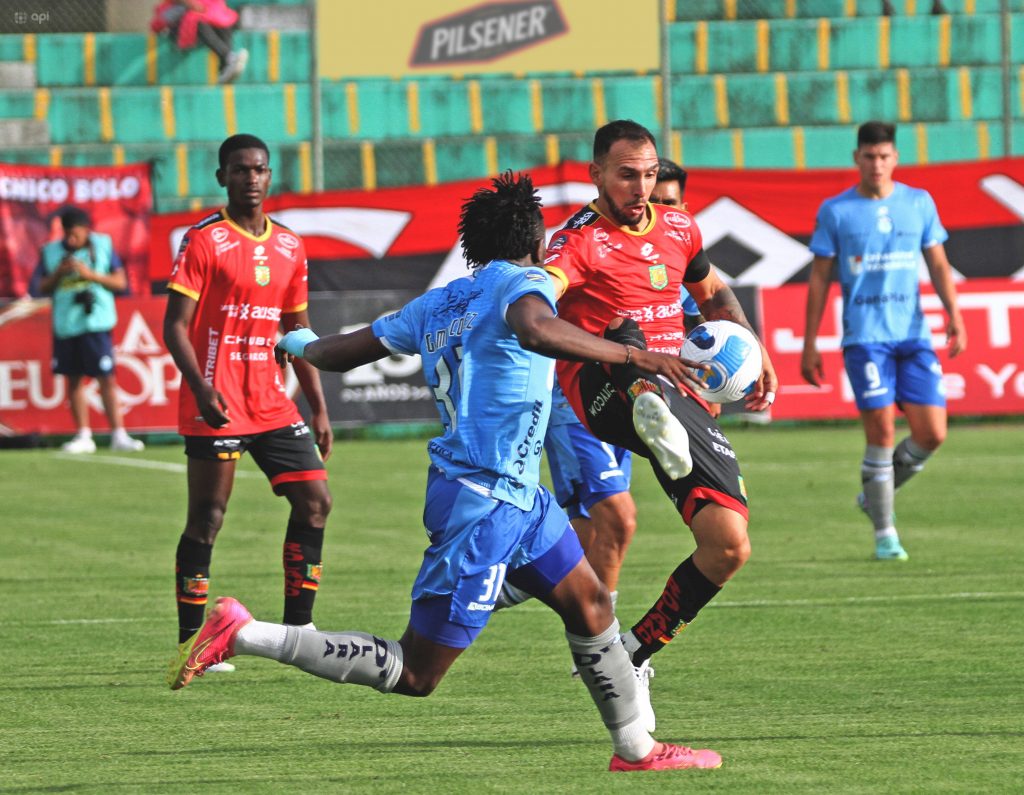Mancinelli disputa balón ante Macará. Foto: API