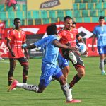 Mancinelli disputa balón ante Macará. Foto: API