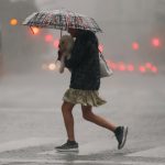 . La capital argentina, Buenos Aires, y la provincia homónima amanecieron este miércoles con alerta por fuertes tormentas y vientos, que han causado daños materiales y la cancelación de vuelos en los principales aeropuertos. El Servicio Meteorológico Nacional (SMN) elevó a naranja la alerta por tormenta, que implica lluvias intensas con caída de 50 a 90 milímetros de agua con ráfagas de más de 90 kilómetros por hora y caída de granizo y alerta amarilla por vientos de 30 a 70 kilómetros por hora con ráfagas de más de 100 kilómetros por hora. EFE