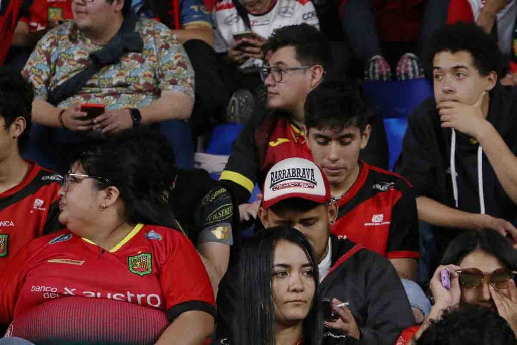 La goleada 5-2 que recibió Deportivo Cuenca en manos del Delfín se convirtió en frustración y enojo en los cientos de los hinchas.