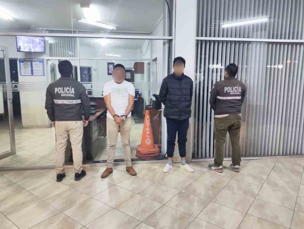 Agentes de la Policía de Azuay es investigado por el ingreso de un celular a la cárcel de Turi.