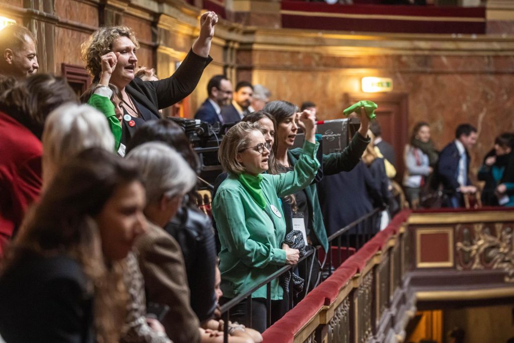 Los diputados y senadores franceses incribieron de manera mayoritaria al aborto en su Constitución. Foto EFE