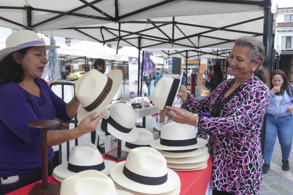 En la Plaza de San Francisco se lleva a cabo una feria artesanal por el Día Internacional de la Mujer. XCA