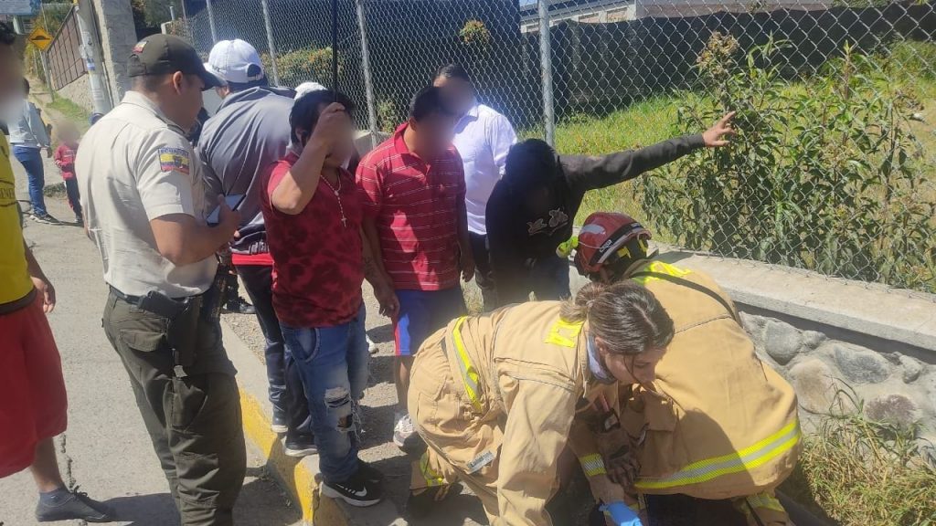 Paramédicos atendieron a las personas heridas durante la agresión, en le sector Challuabamba.