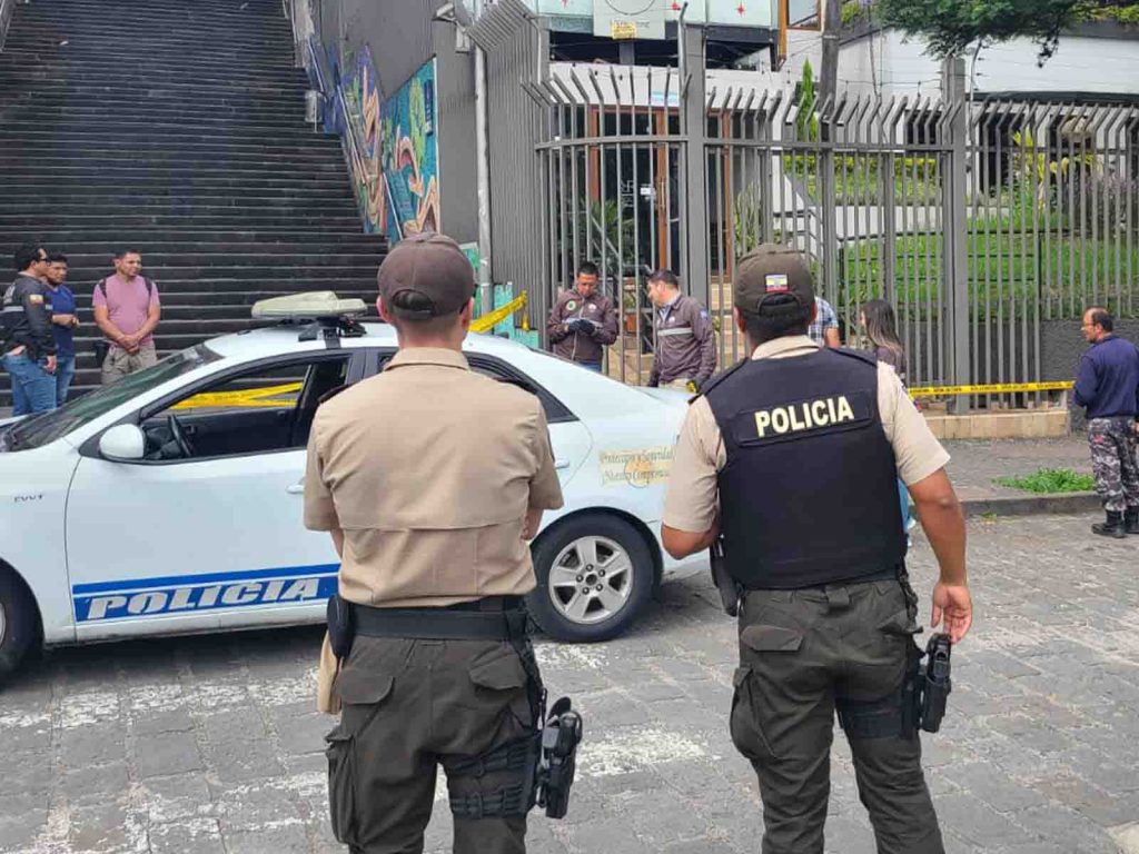 La Policía Nacional investiga un ataque a disparos cometido contra un local ubicado en el acceso a la Escalinata Juana de Oro, en Cuenca.
