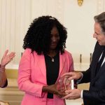 Estados Unidos entregó el premio ‘Mujeres de Coraje’ a la esmeraldeña Fátima Corozo por su trabajo destacado para proteger a la juventud.