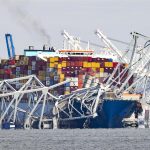 El presidente de Estados Unidos, Joe Biden, ordenó reconstruir el puente colapsado este martes