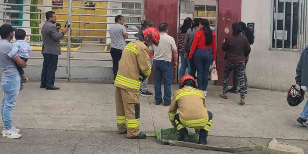 Una alerta de un presunto se registra en el exterior de la Unidad Educativa Manuel J. Calle la mañana de este lunes, 4 de marzo de 2024.
