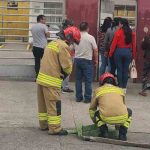 Una alerta de un presunto se registra en el exterior de la Unidad Educativa Manuel J. Calle la mañana de este lunes, 4 de marzo de 2024.