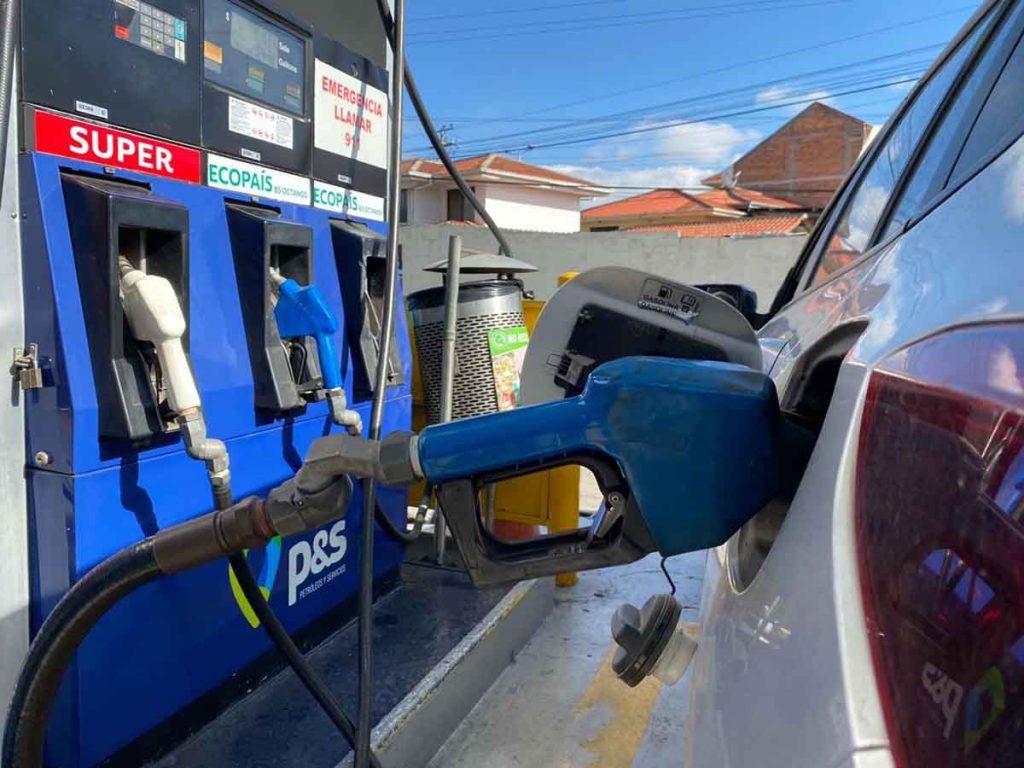 El servicio de abastecimiento de combustible en estaciones de servicio de Cuenca es irregular. /Xavier Caivinagua