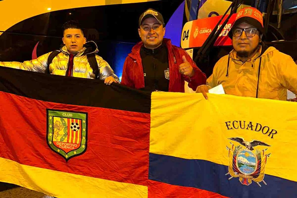 Hinchas del Deportivo Cuenca viajaron a Quito en horas de la madrugada de este miércoles 6 de marzo de 2024 para apoyar al equipo.