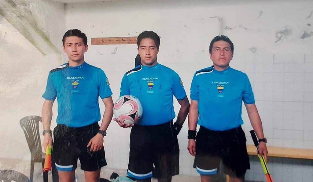 El árbitro cuencano Juan Cruz (c) pitó en primera división del fútbol ecuatoriano.